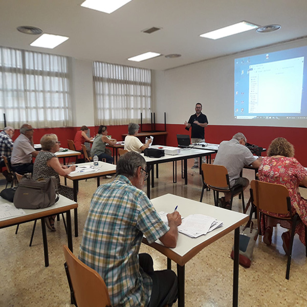 Impartiendo un curso de reducción de Brecha Digital para la Federación de Asociaciones de Barrios de Zaragoza en La Paz. © UTM Desarrollos