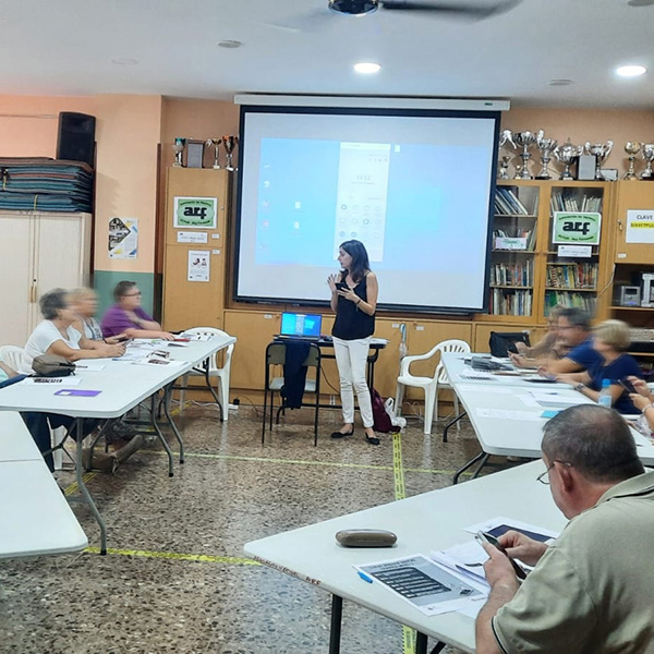Impartiendo un curso de reducción de Brecha Digital para la Federación de Asociaciones de Barrios de Zaragoza en el Actur. © UTM Desarrollos