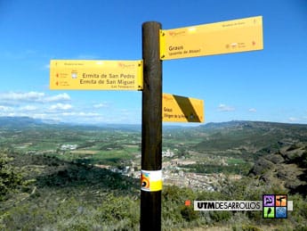 Señalización del sendero  (flechas de metal rotuladas) | ® UTM Desarrollos