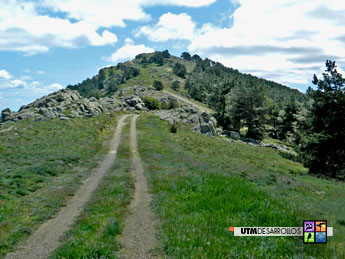 Pista en la cresta con el pico del Rayo de fondo | ® UTM Desarrollos