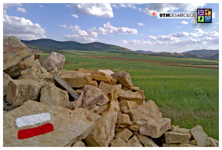 Señalización | Mantenimiento de marcas de pintura en sendero de Gran Recorrido (GR). © UTM Desarrollos