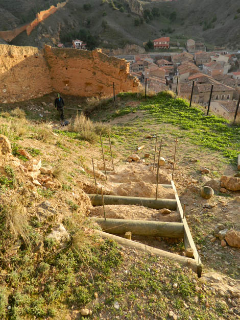 Señalización | Mantenimiento de sendero: adecuación de tramo con escalones de madera anclados al suelo con reas (foto de los trabajos). © UTM Desarrollos