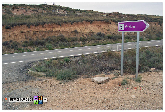 Señalización | Señal vertical tipo Flecha direccional turística normalizada. © UTM Desarrollos