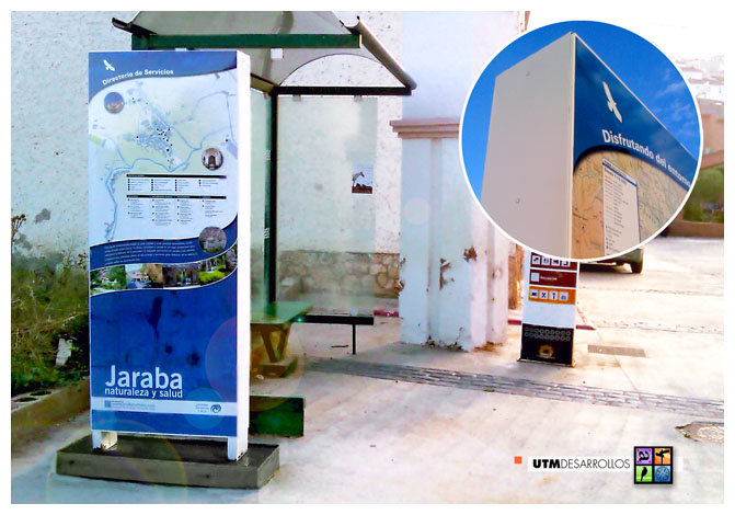 Señalización | Cartel informativo rotulado a dos caras fabricado con estructura de cajón de aluminio. © UTM Desarrollos