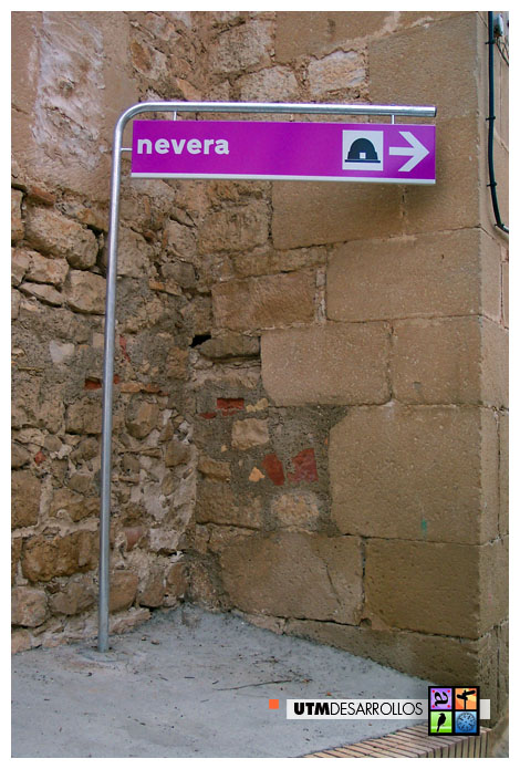 Señalización | Señal tipo flecha direccional urbana AIMPE rotulada. © UTM Desarrollos