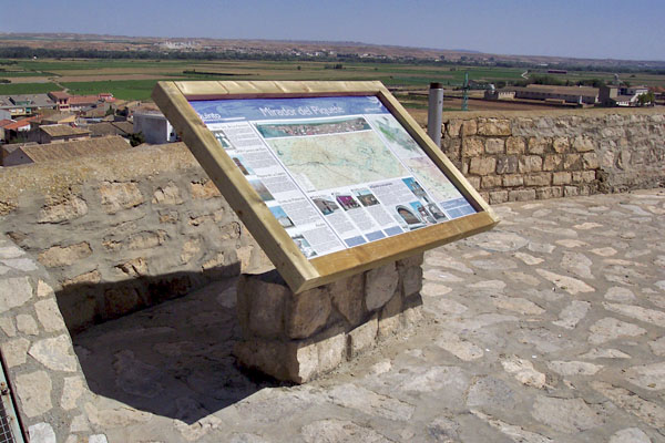 Señalización | Mesa mirador de gran formato con estructura de piedra y metal. © UTM Desarrollos