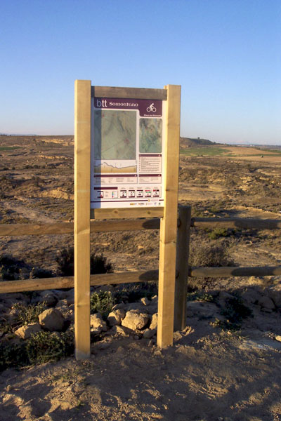 Señalización | Estaca para la señalización sendero de Pequeño Recorrido (PR). © UTM Desarrollos