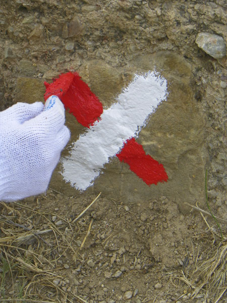 Señalización | Marca de pintura para señalización de sendero GR: dirección incorrecta. © UTM Desarrollos