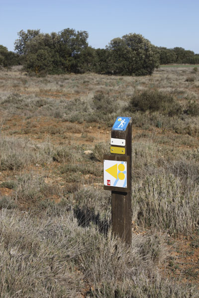 Señalización | Baliza de madera tratada para señalización de sendero PR con placa de Ruta BTT. © UTM Desarrollos