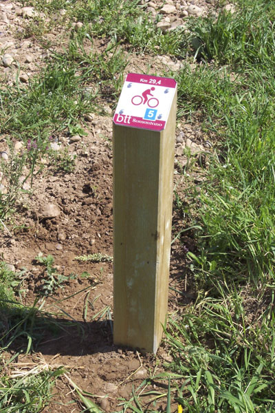 Señalización | Baliza para señalización de rutas BTT modelo Somontano, de madera tratada con placa de policarbonato. © UTM Desarrollos