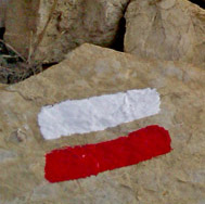 Señalización | Mantenimiento de marcas de pintura en sendero de Gran Recorrido (GR). © UTM Desarrollos