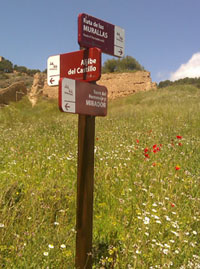 Señalización | Flecha direccional de la ruta de las murallas de Daroca. © UTM Desarrollos