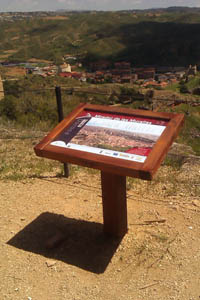 Señalización | Mesa de interpretación del paisaje en la ruta de las murallas de Daroca. © UTM Desarrollos