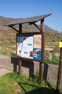 Señalización | Panel informativo de la ruta con tejadillo a un agua. Mapa topográfico detallado y ficha de recorridos. © UTM Desarrollos