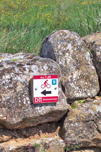 Señalización | Placa de ruta Btt montada sobre cuña de madera. © UTM Desarrollos