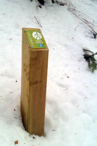 Señalización | Baliza direccional visible entre la nieve. © UTM Desarrollos