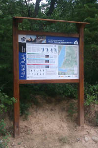 Señalización | Panel de inicio de rutas de marcha nórdica. © UTM Desarrollos