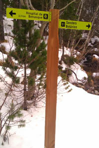 Señalización | Flecha direccional en espacio de la Red Natural de Aragón. © UTM Desarrollos