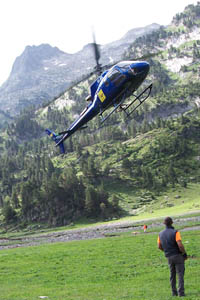 Señalización | El helicoptero facilitó el acarreo de material en los trabajos de señalización de senderos. © UTM Desarrollos