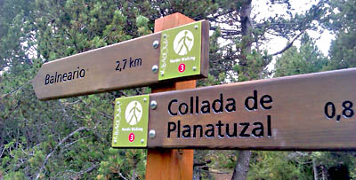 Señalización | Flechas direccionales de rutas de marcha nórdica en madera con textos fresados. © UTM Desarrollos