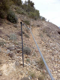 Señalización | Pasamanos quitamiedos (elementos de seguridad) en el sendero. © UTM Desarrollos