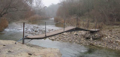 Señalización | Pasarela pivotante sobre el río Isábena. © UTM Desarrollos